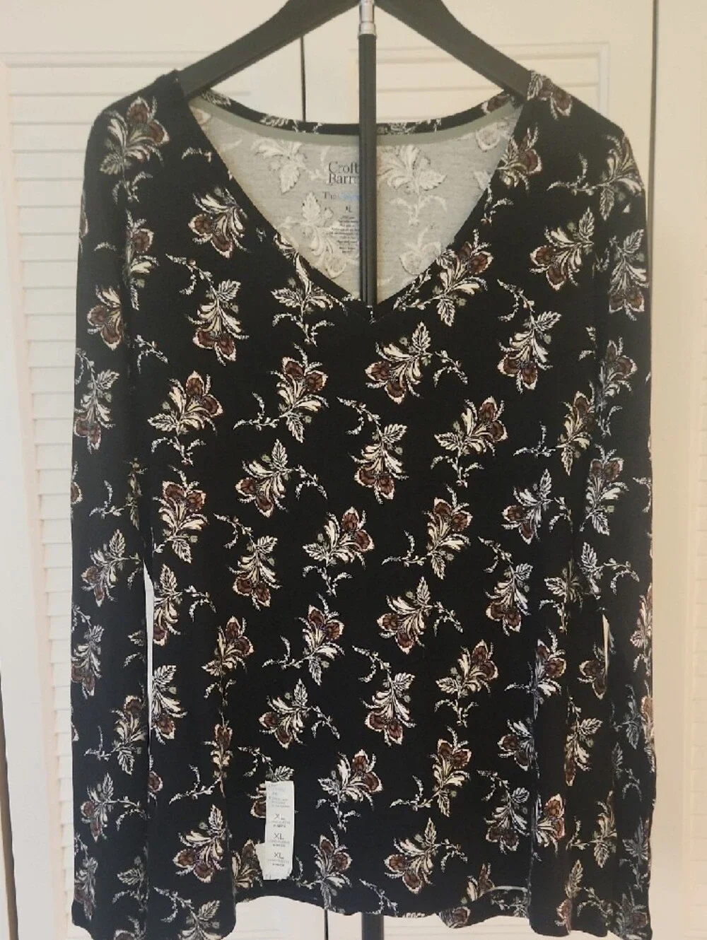 croft & barrow Black Long Sleeve V-Neck Floral Tee - Picture 2 of 2